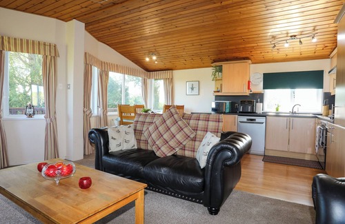 Caergeiliog Cottage | FFRWD LODGE, pet friendly, with a garden in Rhosneigr