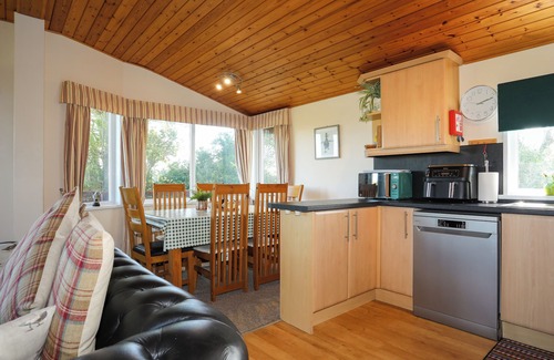 Caergeiliog Cottage | FFRWD LODGE, pet friendly, with a garden in Rhosneigr