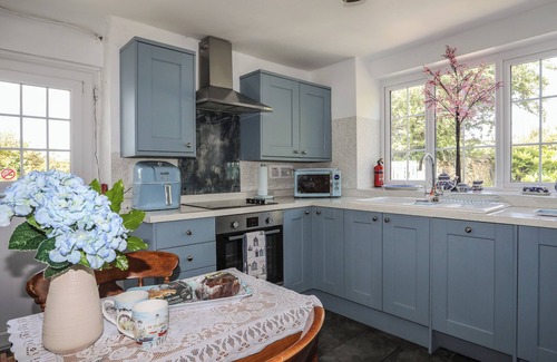 Caergeiliog Cottage | FFRWD, pet friendly, with open fire in Rhosneigr