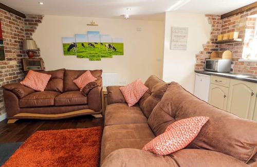 Llangynin Cottage | FFYNNONLWYD COTTAGE, family friendly, with hot tub in St Clears