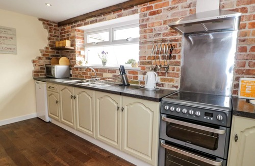 Llangynin Cottage | FFYNNONLWYD COTTAGE, family friendly, with hot tub in St Clears