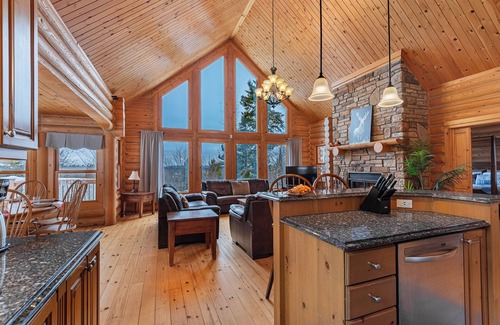 Fiddler Lake Resort House | Fiddler Lake Resort Chalet + Private Jacuzzi