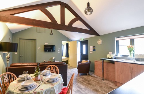 Raymonds Hill Cottage | FIELD VIEW AT COOMB BANK FARM, pet friendly in Raymond's Hill