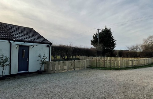 Muston Cottage | FIELDSIDE, pet friendly, with open fire in Hunmanby