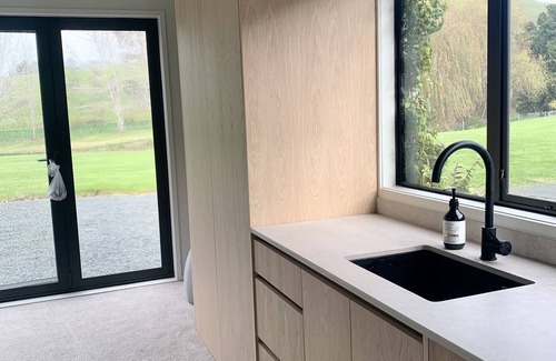 Matakana Apartment | FIG HOUSE - Studio. Tennis Court