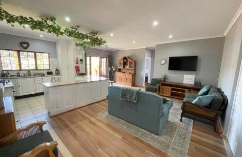 Hillcrest House | FIG TREE HOUSE Entire holiday home, self catering, 4 bedroom, 2 bathroom, deck and garden