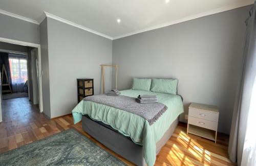 Hillcrest House | FIG TREE HOUSE Entire holiday home, self catering, 4 bedroom, 2 bathroom, deck and garden