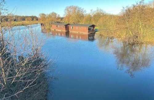 Smallburgh Boat Rental | Filby Broads Lodge Houseboat