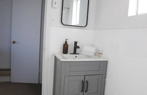 Fillmore Apartment | Fillmore Lodge: Fantastic Queen Room - Best Price
