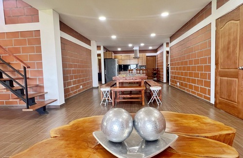 Guarne House | Finca de Lujo con Chimenea y Jacuzzi a 10 Min Autopista en Guarne
