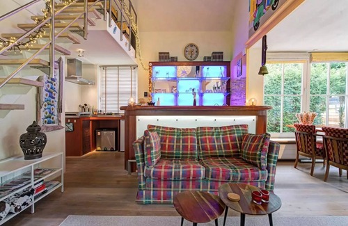 Oldenzaal House | Fine holiday home with jacuzzi and large garden