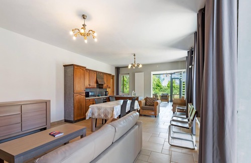 Geetbets House | Fine spacious holiday home with a terrace