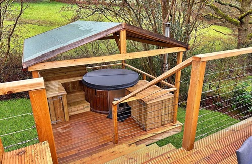 Chiddingstone Hoath Ski Chalet | Finest Retreats | Ashdown Luxury Dome