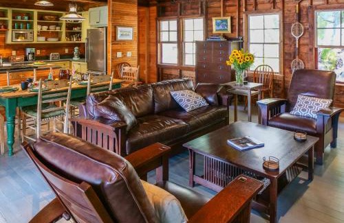 Colchester House | Finlays Cove on the Lake