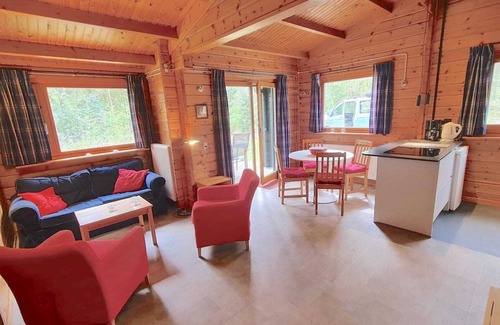Hengelo Cabin | Finnish bungalow on Zelle Estate, in the woods, plenty of privacy!
