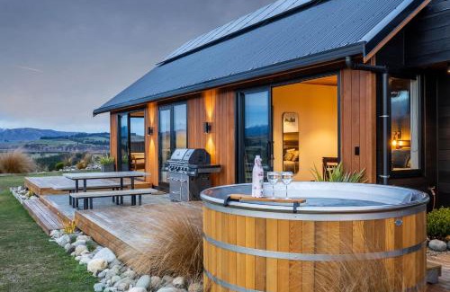 Te Anau House | Fiordland Eco-Retreat - Panoramic Views - Hot Tub