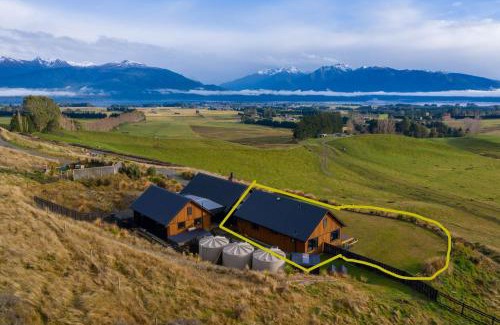 Te Anau House | Fiordland Eco-Retreat - Panoramic Views - Hot Tub