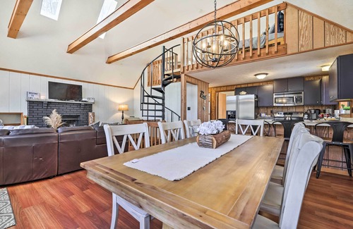 Thornhurst Cabin | Fire Pit & Grill: 'Woodside Nest' in Pocono Lake!