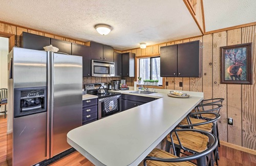 Thornhurst Cabin | Fire Pit & Grill: 'Woodside Nest' in Pocono Lake!