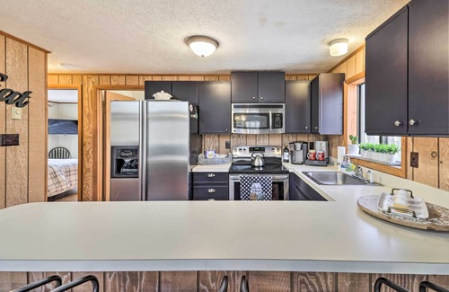 Thornhurst Cabin | Fire Pit & Grill: 'Woodside Nest' in Pocono Lake!