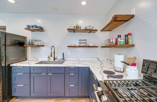 Baldwin Cabin | Fire Pit & Patio: Pet-Friendly Cabin in Idlewild!