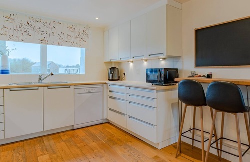 Cirencester Cottage | Firecrest, Cotswold Water Park - sleeps 10 guests in 4 bedrooms
