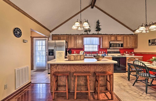 Wears Valley Cabin | ‘Firefly Cove’ - 3 Mi to Parkway & National Park!