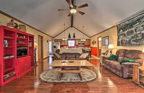 Wears Valley Cabin | ‘Firefly Cove’ - 3 Mi to Parkway & National Park!