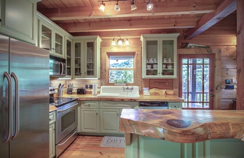 Vilas Cabin | Firepit, Log Cabin, Views, Fireplace, pet friendly