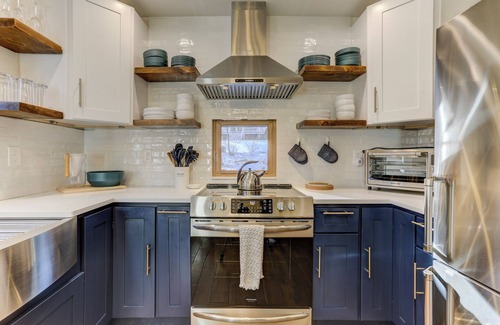 Jeffersonville Cottage | Fireplace, Hot Tub, Sauna– Adventure & Charming Towns!