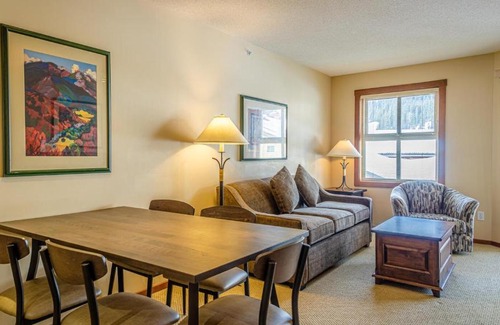 Sun Peaks Cabin | Fireside Lodge #413 By Bear Country