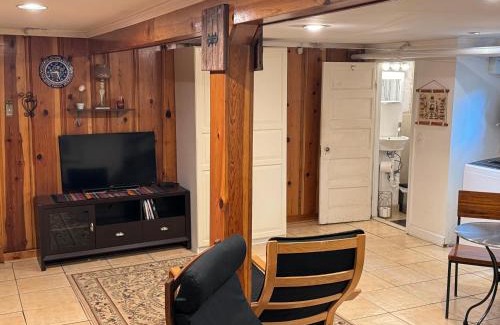 North Cleveland Park Apartment | First Floor One Bedroom Apartment with Full Kitchen & Bath