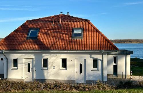 Bad Kleinen House | Fischerhus mit Boot,Sauna und Kamin je Seite