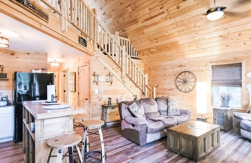 Ten Mile Cabin | Fish Fry Cabin with Dock on Watts Bar Lake
