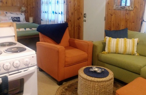 Cushing Cabin | Fish Trap Lake Oasis- Perfect couples getaway. Pet-Friendly.