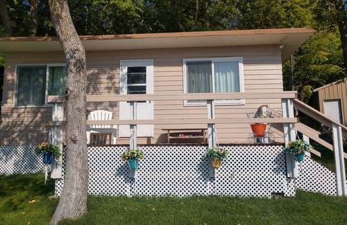 Cushing Cabin | Fish Trap Lake Oasis- Perfect couples getaway. Pet-Friendly.