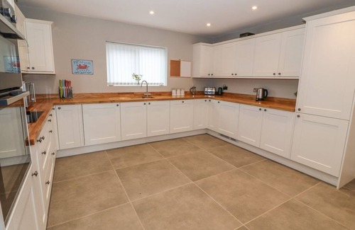 Malltraeth House | FISHERMANS COTTAGE, pet friendly, with hot tub in Malltraeth