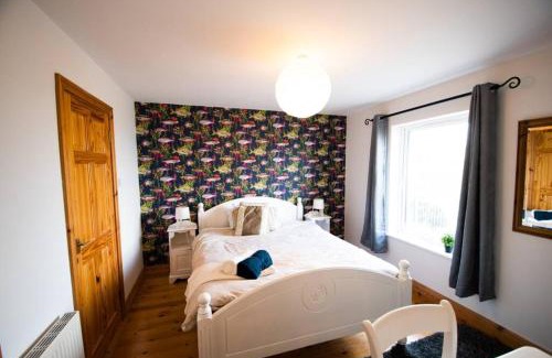 Fivemilebourne House | Fishermans Cottage Stunning Two Bedroom with Views close to town