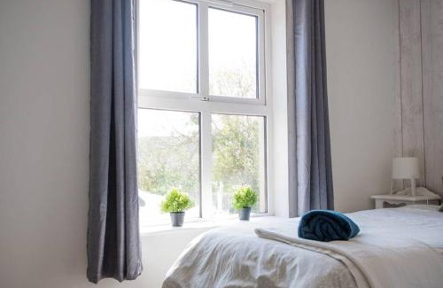 Fivemilebourne House | Fishermans Cottage Stunning Two Bedroom with Views close to town