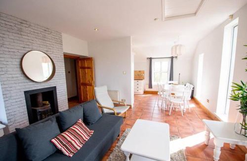 Fivemilebourne House | Fishermans Cottage Stunning Two Bedroom with Views close to town