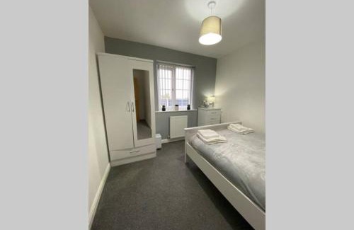 Grimsby House | "Fishermans House" By Greenstay Serviced Accommodation - Large 4 Bed House With Parking - The Perfect Choice For Contractors, Families & Mixed Groups