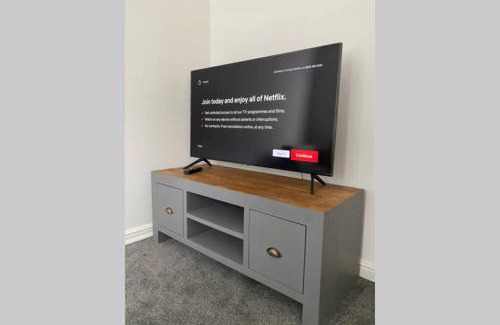 Grimsby House | "Fishermans House" By Greenstay Serviced Accommodation - Large 4 Bed House With Parking - The Perfect Choice For Contractors, Families & Mixed Groups