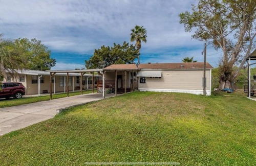 Satsuma House | Fisherman’s Paradise located on the St Johns River, minutes away from the beach