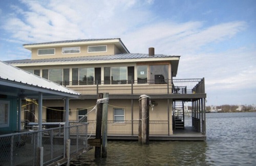 Venice House | Fishing Houseboat in Venice Marina