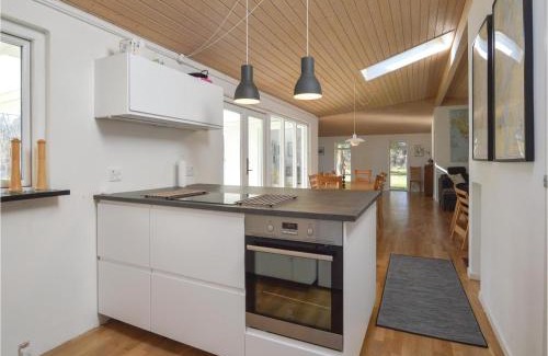 Hoensinge House | Five-Bedroom Holiday Home In Hojby