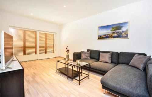Trilj House | Five-Bedroom Holiday Home In Bisko