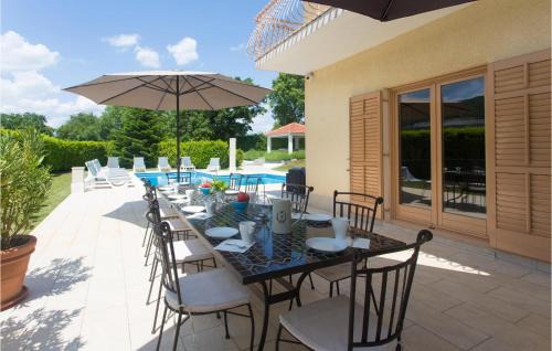 Trilj House | Five-Bedroom Holiday Home In Bisko