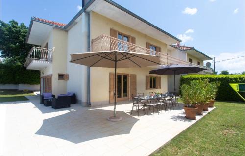 Trilj House | Five-Bedroom Holiday Home In Bisko