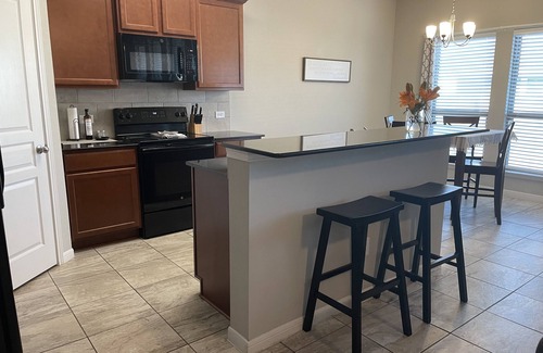Temple House | Five ⭐️ Clean! King ensuite next to Crossroads Park.