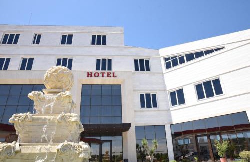 Mbrostar-Urë Hotel | Fjortes Palace